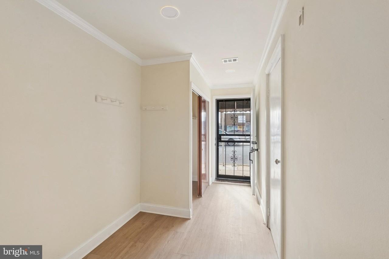 411 W Shunk St - Photo 7 of 25