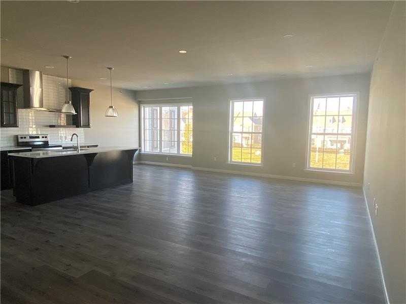 1439 Hastings Cres - Photo 3 of 12