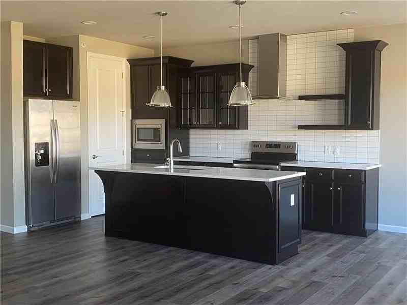 1439 Hastings Cres - Photo 4 of 12