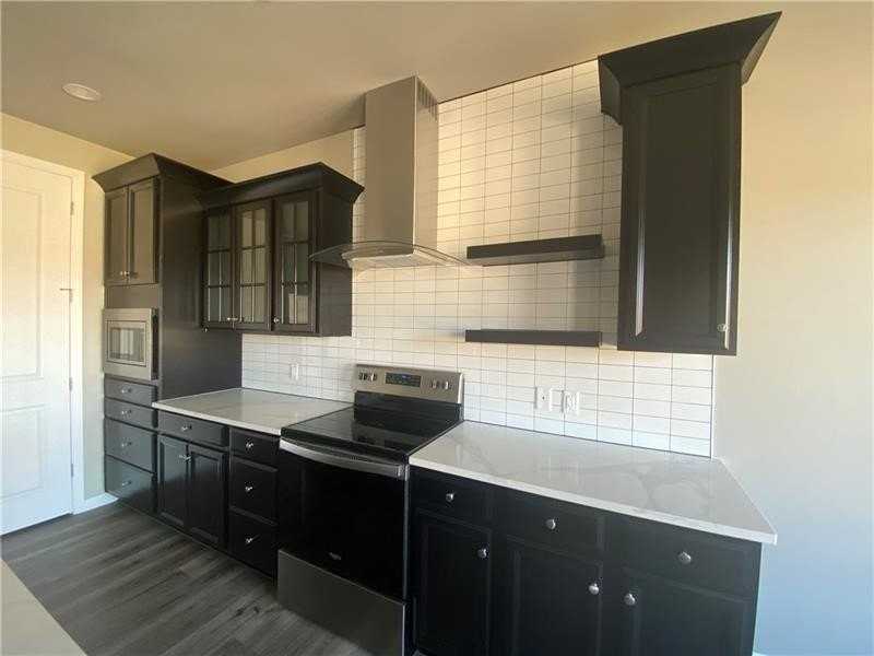 1439 Hastings Cres - Photo 5 of 12