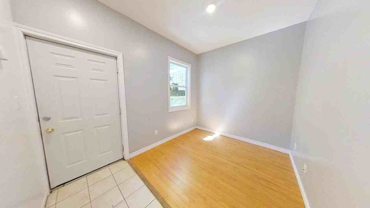 5720 South Street - Photo 4 of 28