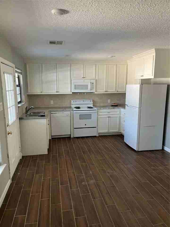 18222 Bonnie Alice Dr - Photo 3 of 15