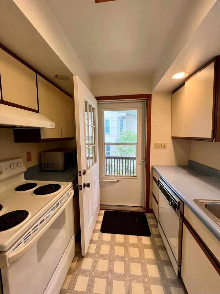 7 Golden Hill St - Photo 3 of 39