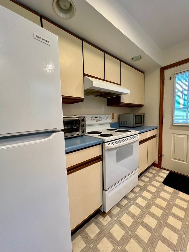 7 Golden Hill St - Photo 4 of 39