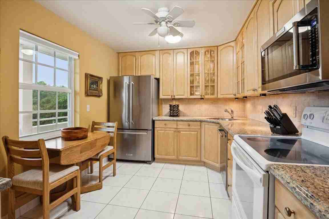 3900 Oaks Clubhouse Dr - Photo 5 of 15