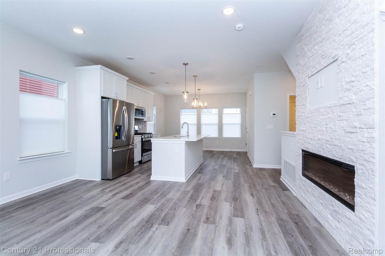 4825 Parkside Ln - Photo 4 of 32