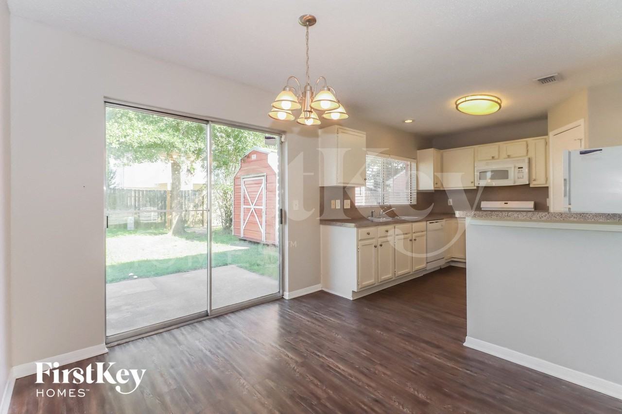 21219 Park Bluff Dr - Photo 5 of 15