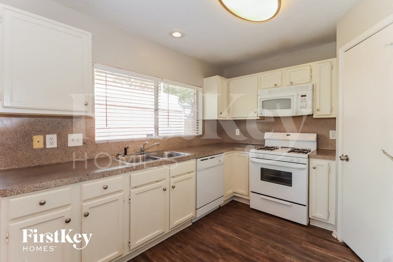 21219 Park Bluff Dr - Photo 7 of 15