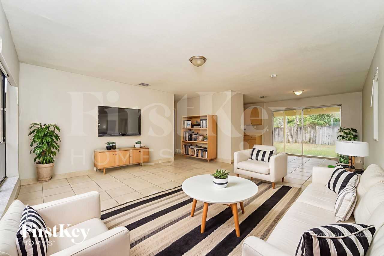 1941 Sw 38th Ave - Photo 4 of 18