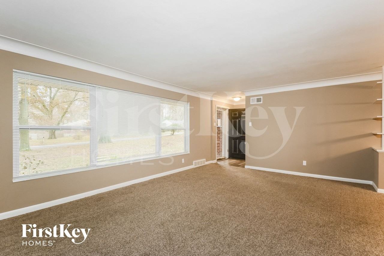 10220 Capitol Dr - Photo 4 of 15