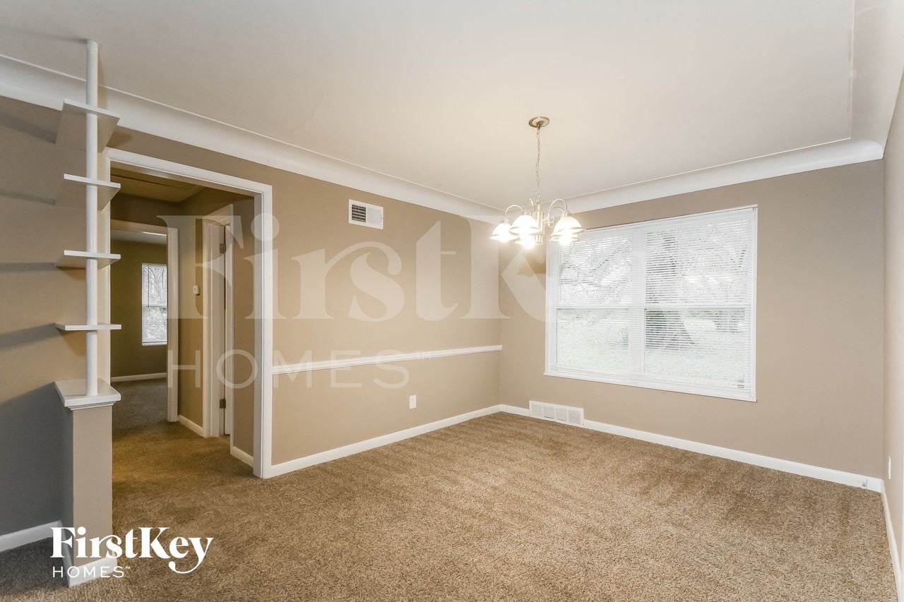 10220 Capitol Dr - Photo 6 of 15