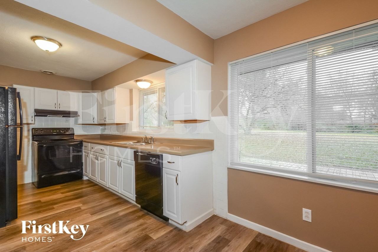 10220 Capitol Dr - Photo 7 of 15