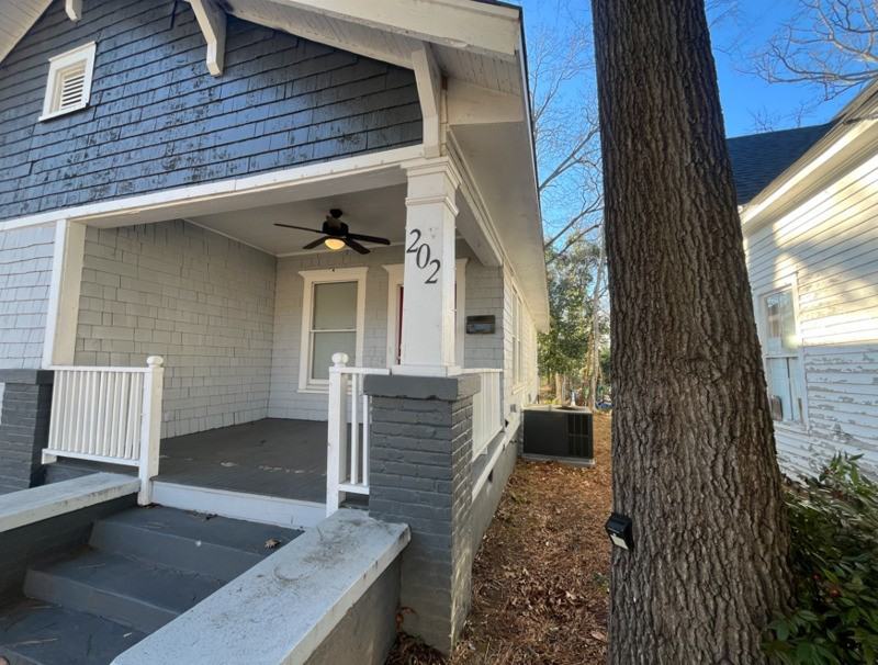 202 Maurice St - Photo 2 of 18