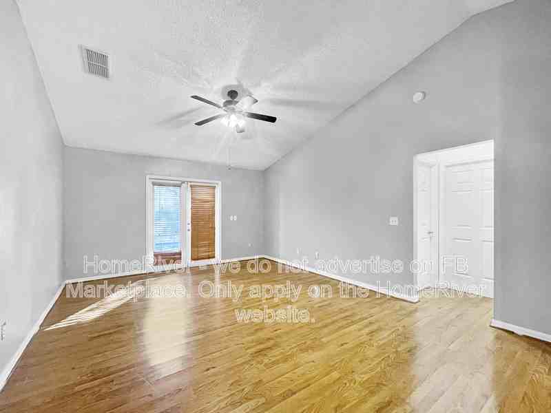 225 Glasgow Ct - Photo 4 of 22
