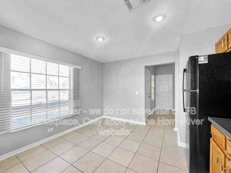 225 Glasgow Ct - Photo 6 of 22