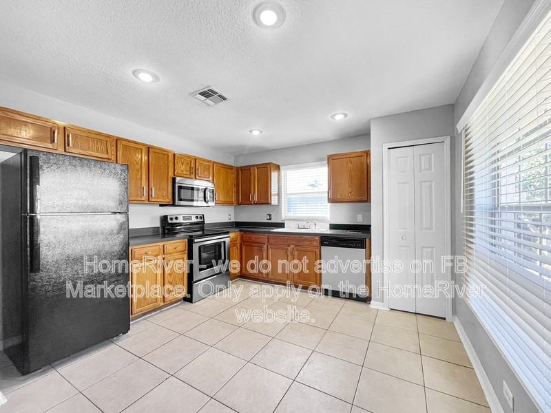 225 Glasgow Ct - Photo 7 of 22