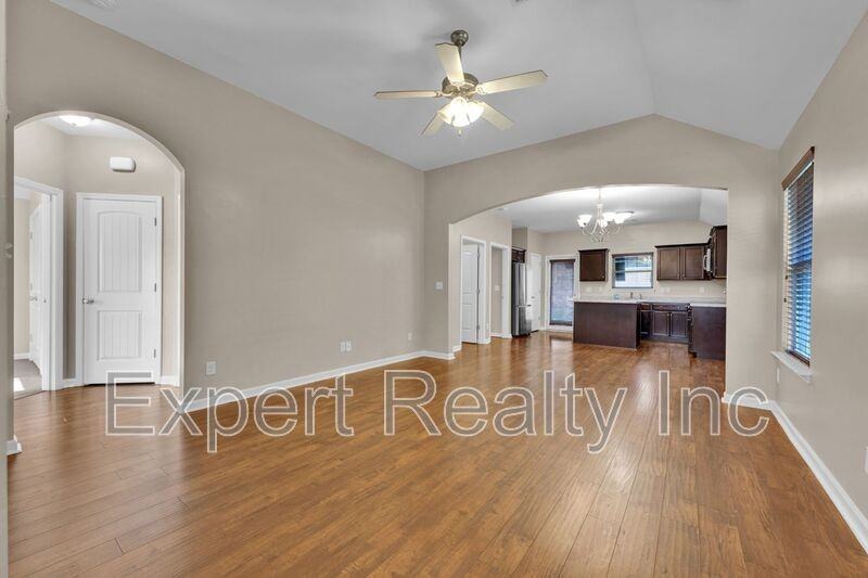 1633 Cove Dr - Photo 3 of 28