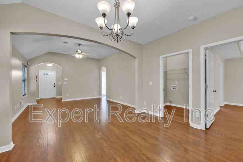 1633 Cove Dr - Photo 4 of 28