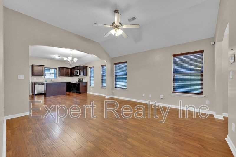 1633 Cove Dr - Photo 6 of 28