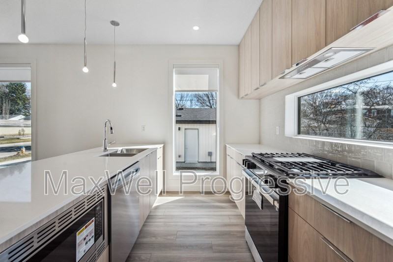 10427 70 Ave Nw - Photo 2 of 16