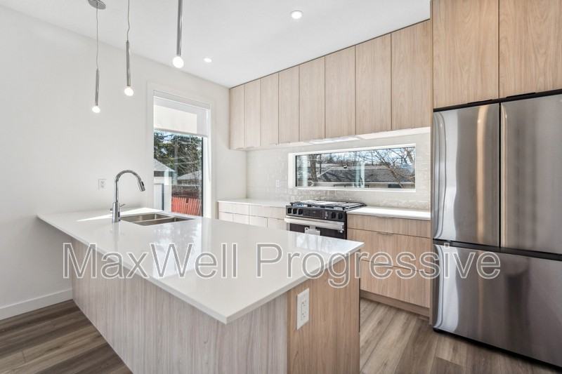 10427 70 Ave Nw - Photo 4 of 16