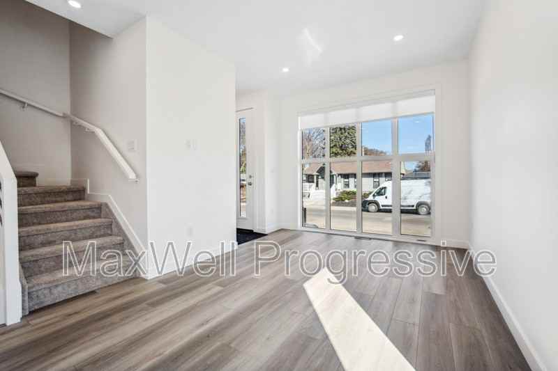 10427 70 Ave Nw - Photo 5 of 16