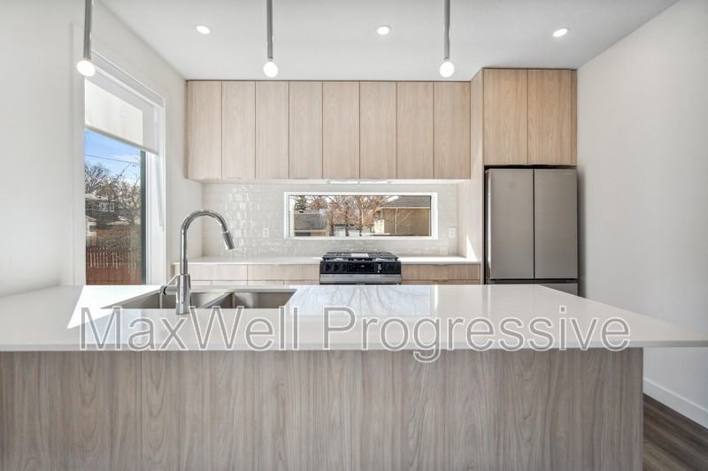 10427 70 Ave Nw - Photo 6 of 16