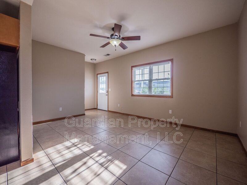 506 N Buchanan St - Photo 3 of 24