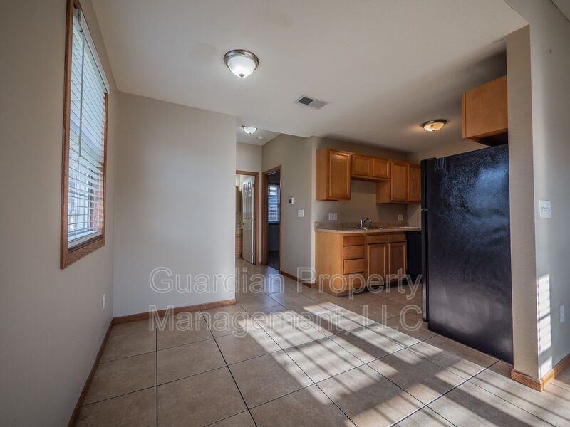 506 N Buchanan St - Photo 5 of 24