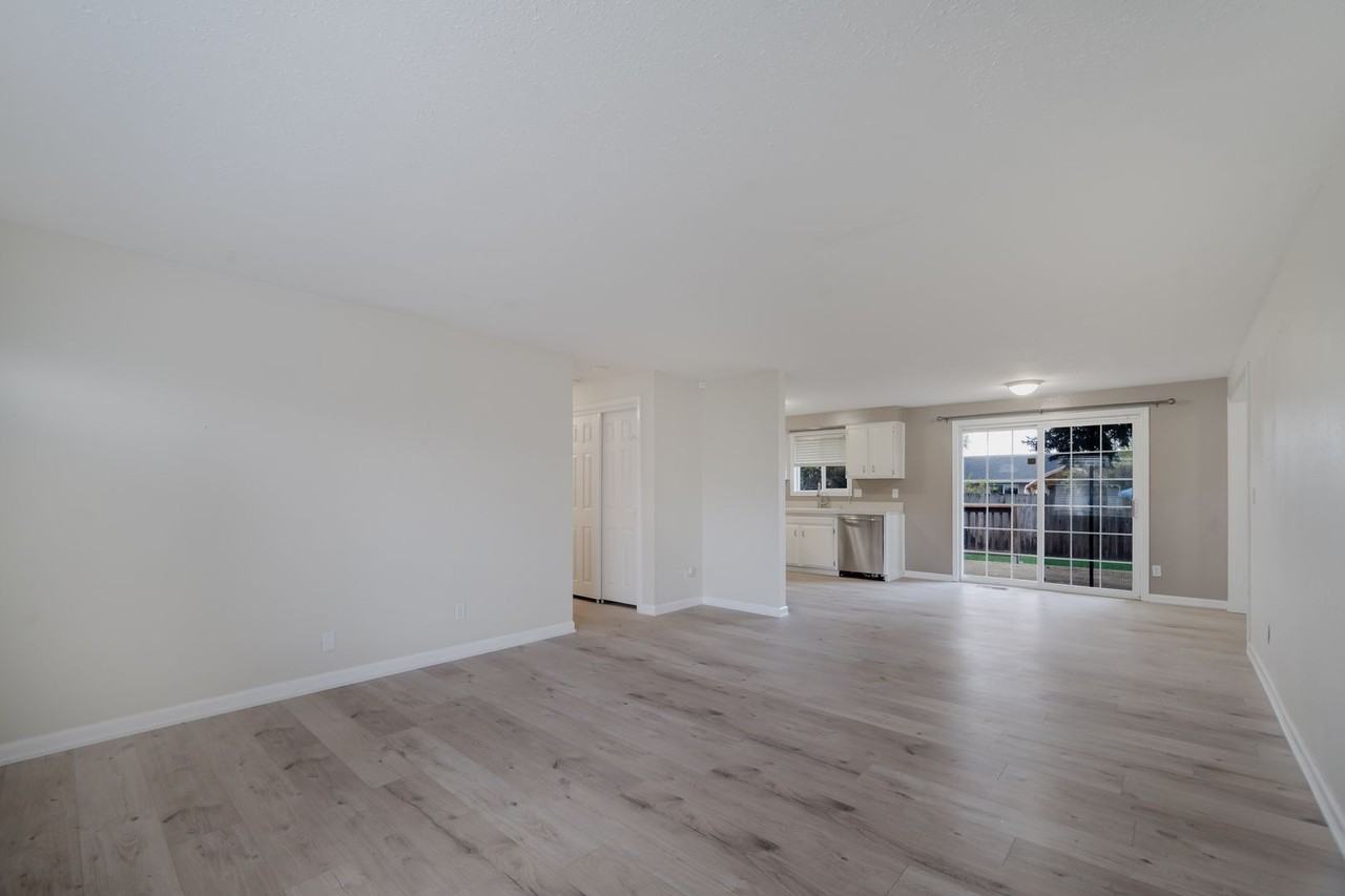 4473 47th Ave Ne - Photo 5 of 37