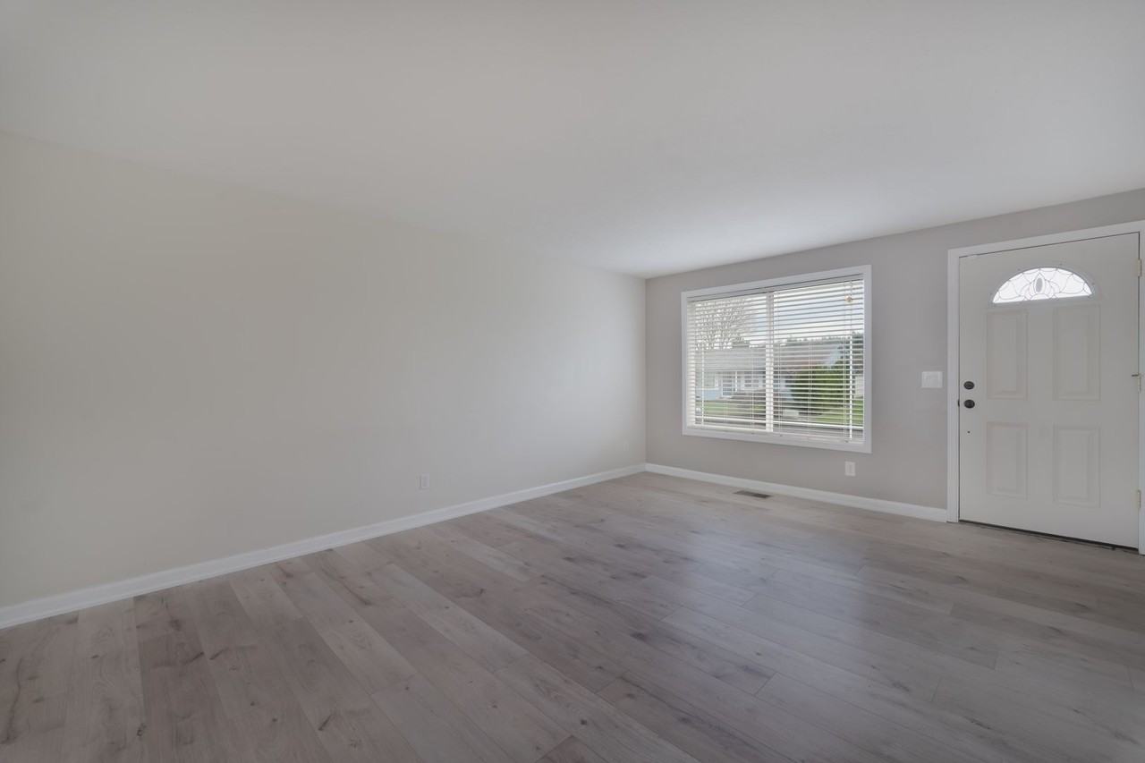 4473 47th Ave Ne - Photo 6 of 37