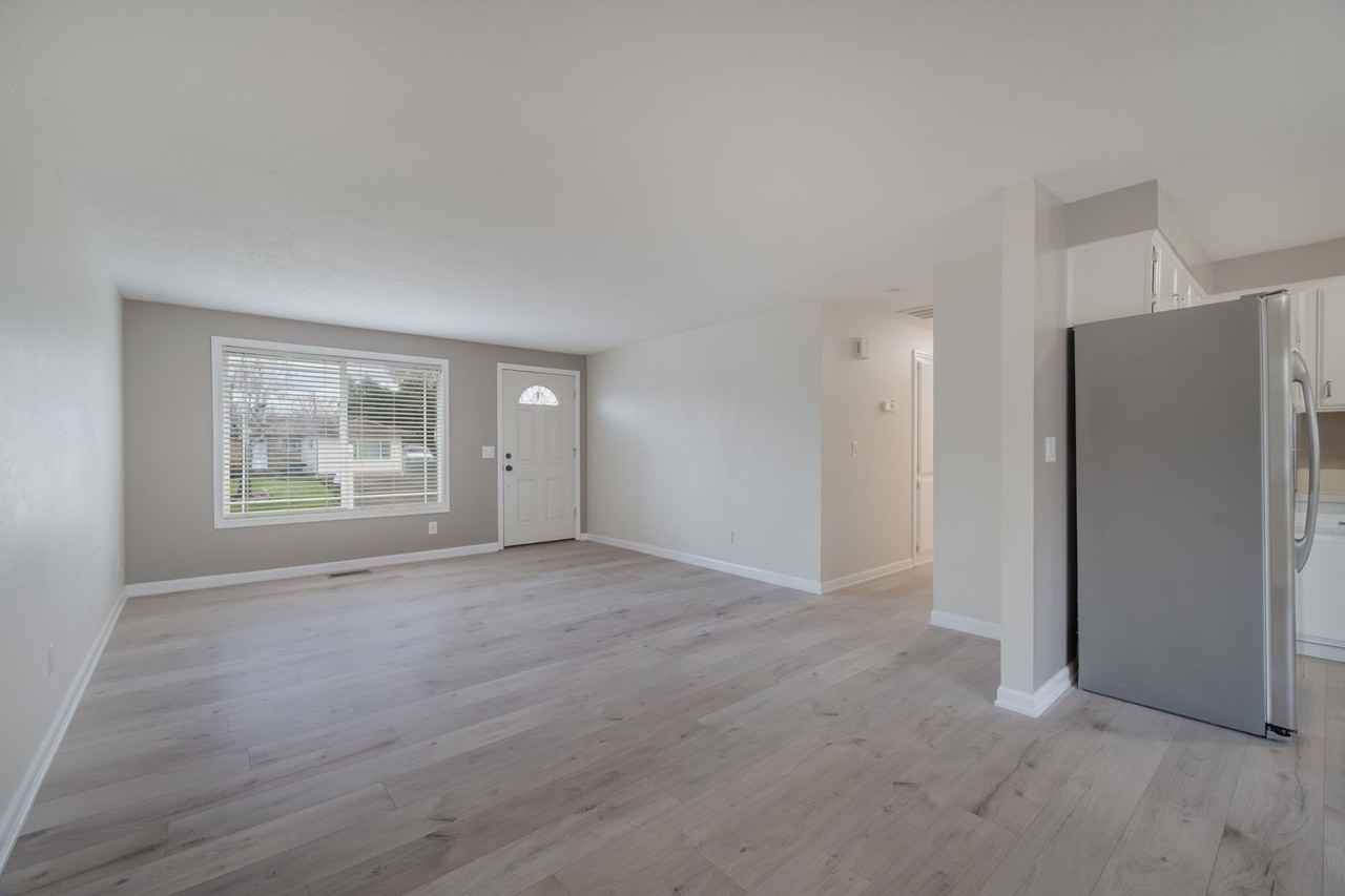 4473 47th Ave Ne - Photo 7 of 37