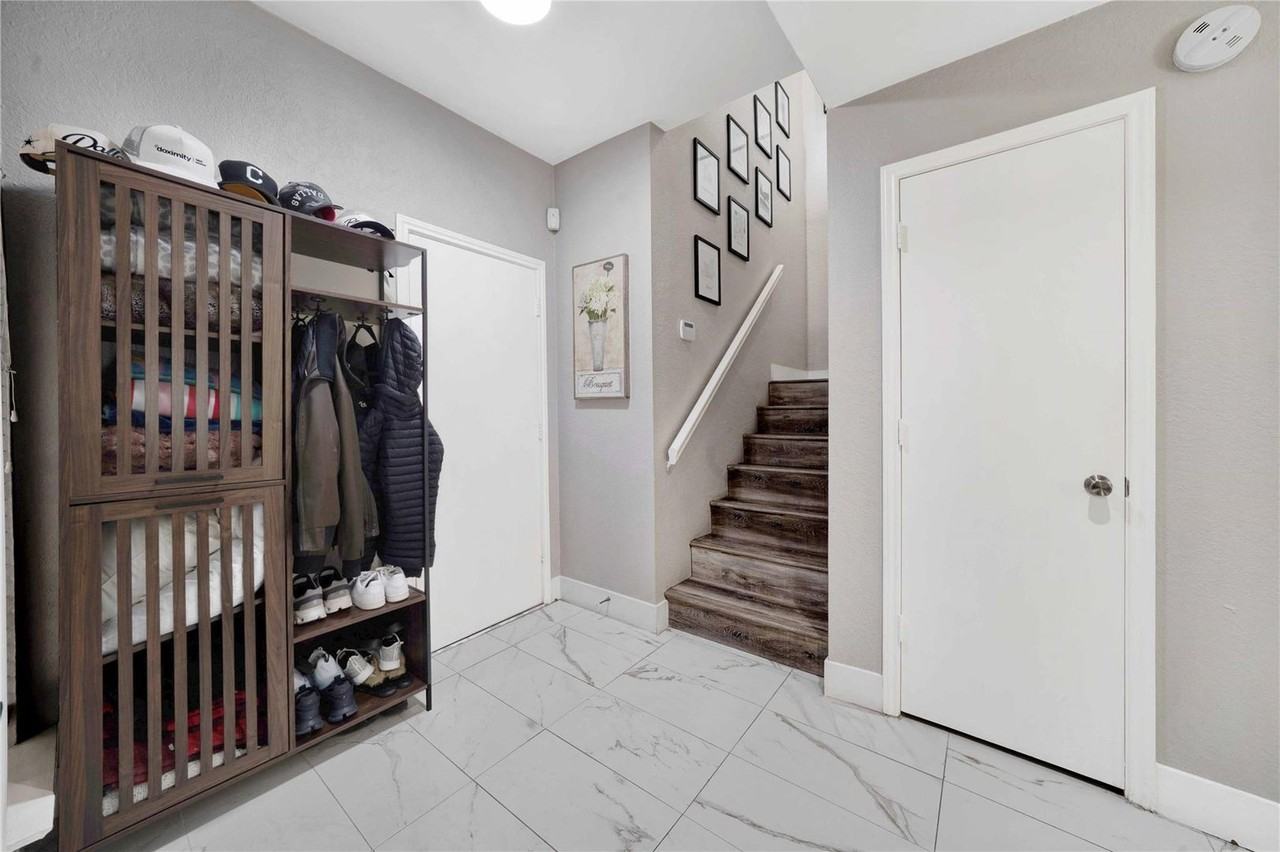 8518 Coppertowne Ln - Photo 2 of 32