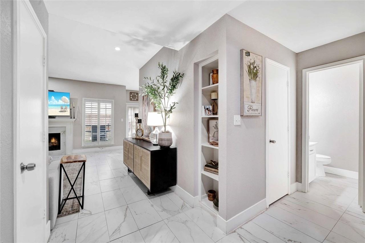 8518 Coppertowne Ln - Photo 3 of 32