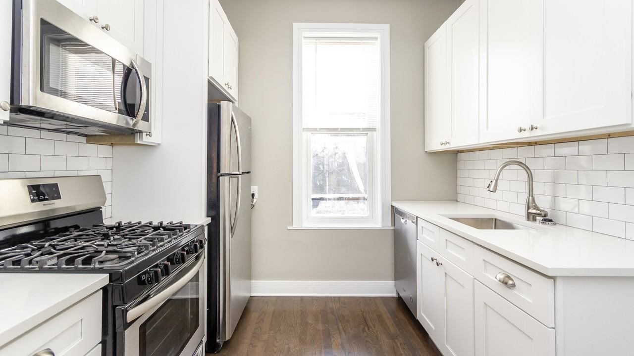 2149 W Thomas St #T2 - Photo 2 of 8