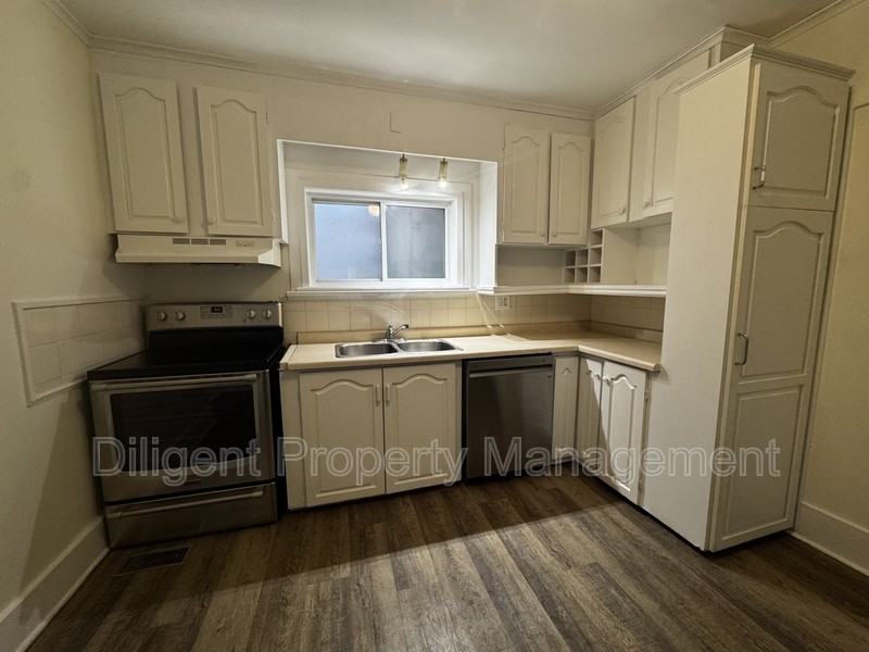 636 Oxford St #1 - Photo 3 of 41