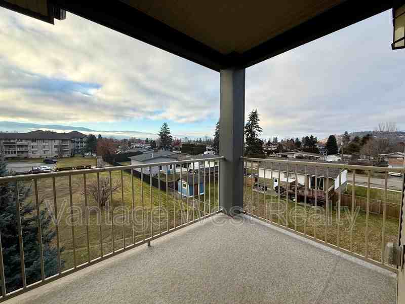 304 Rutland Rd N - Photo 4 of 14