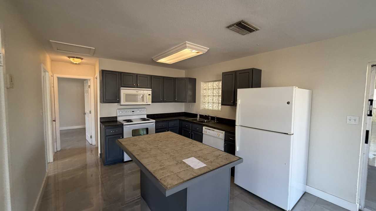 21371 Glendale Ave - Photo 3 of 7