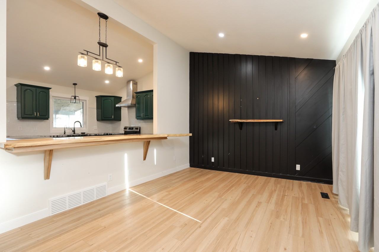 1605 19 Ave N - Photo 3 of 28