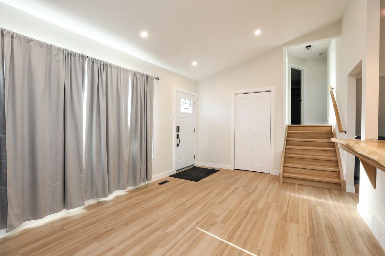 1605 19 Ave N - Photo 4 of 28