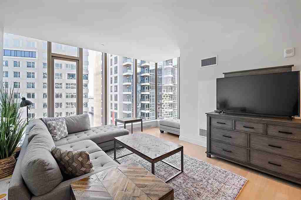 133 Seaport Blvd - Photo 3 of 24