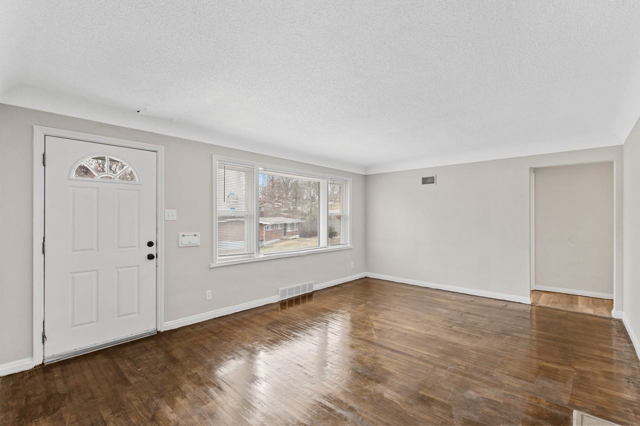 7013 Winchester Dr - Photo 3 of 27