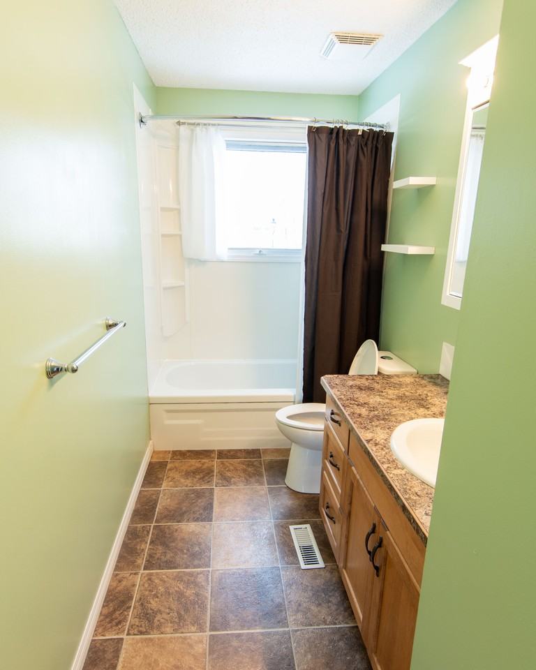 316 Leaside Ave S - Photo 4 of 12