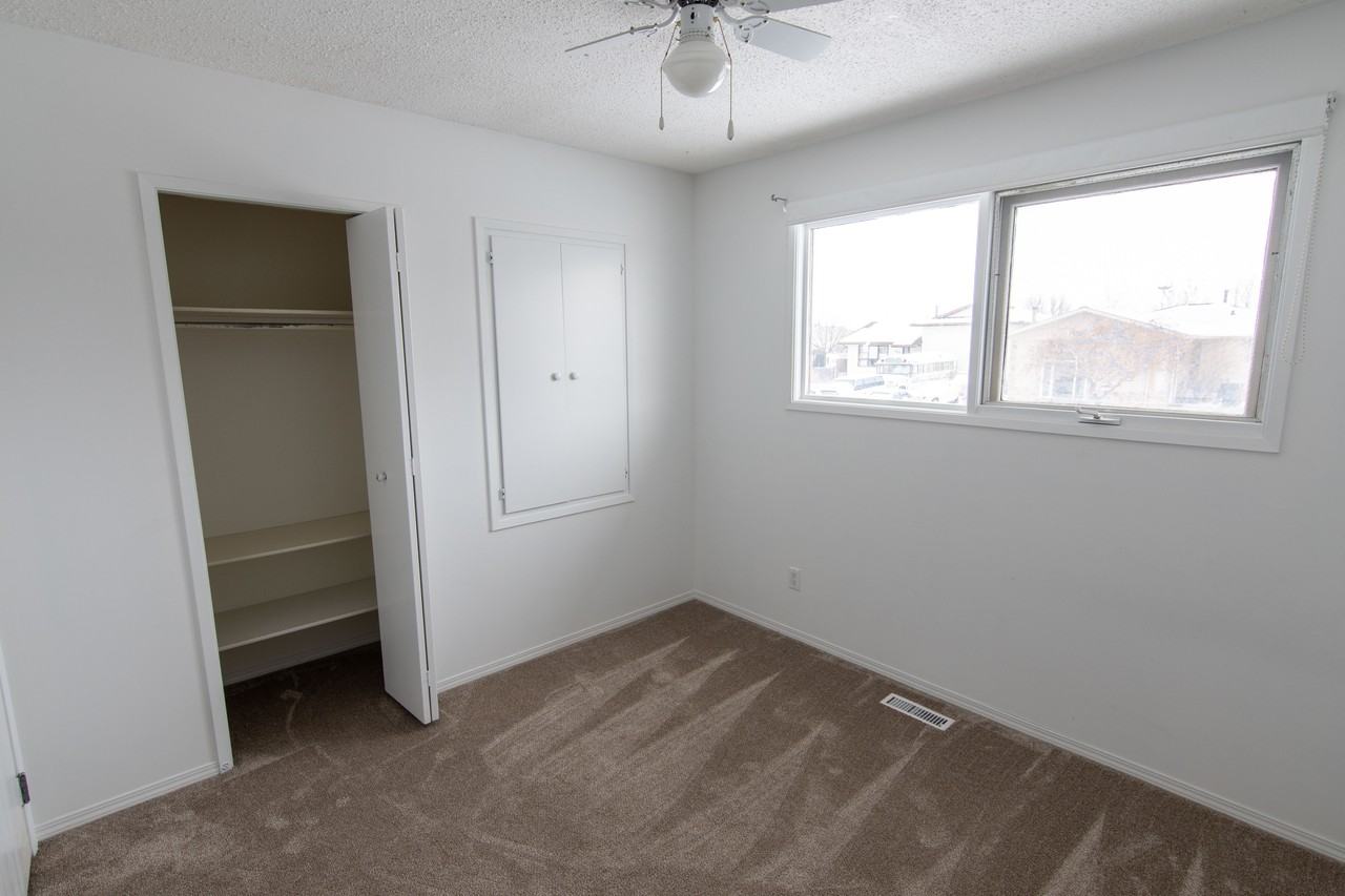 316 Leaside Ave S - Photo 5 of 12