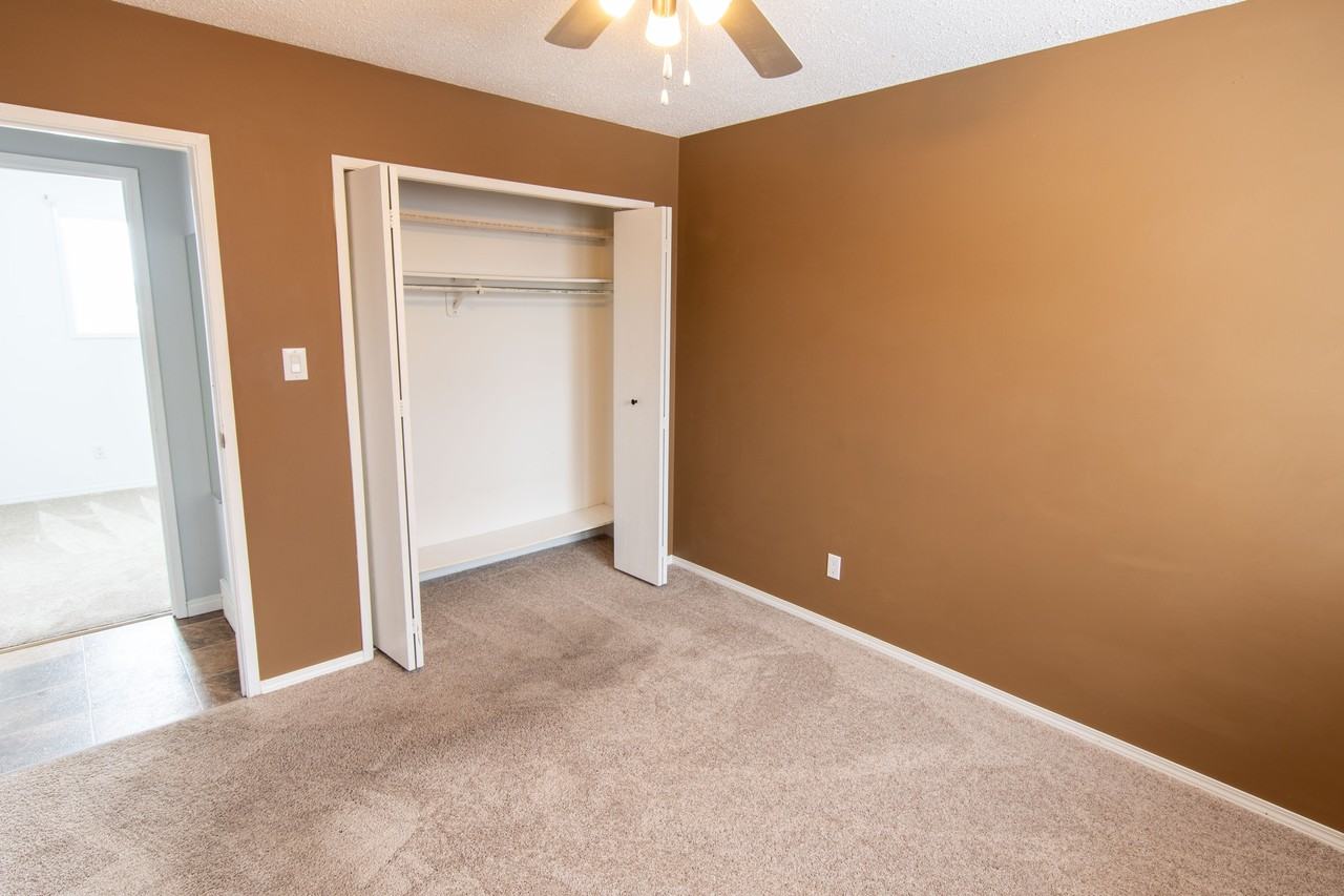 316 Leaside Ave S - Photo 6 of 12