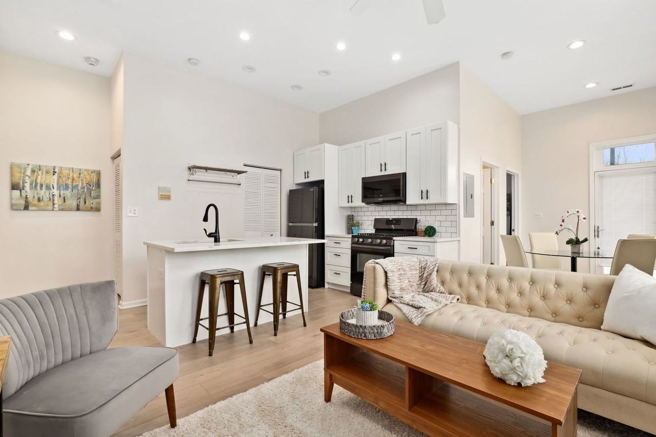 744 N May St - Photo 3 of 14