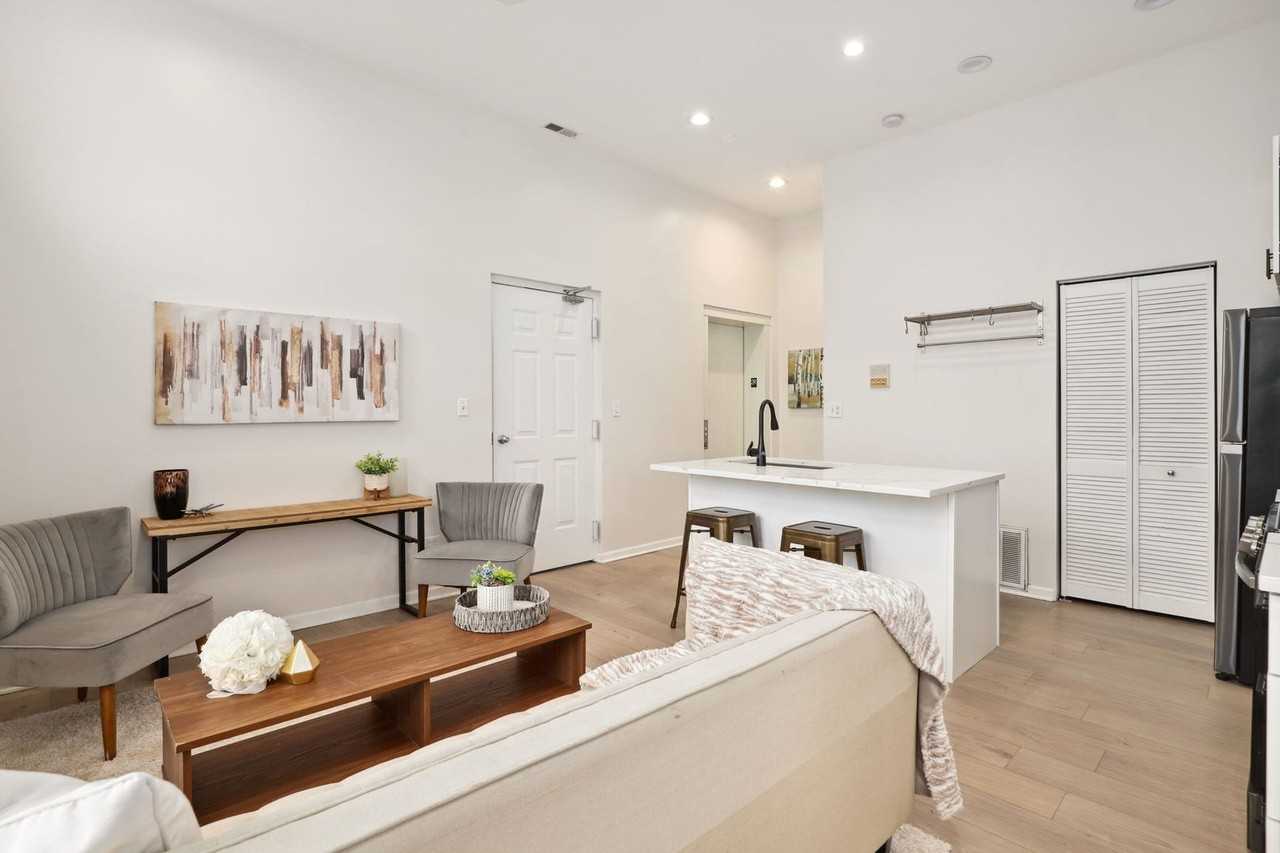 744 N May St - Photo 4 of 14