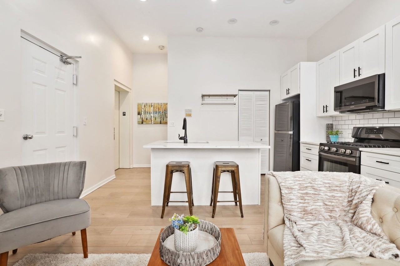 744 N May St - Photo 5 of 14