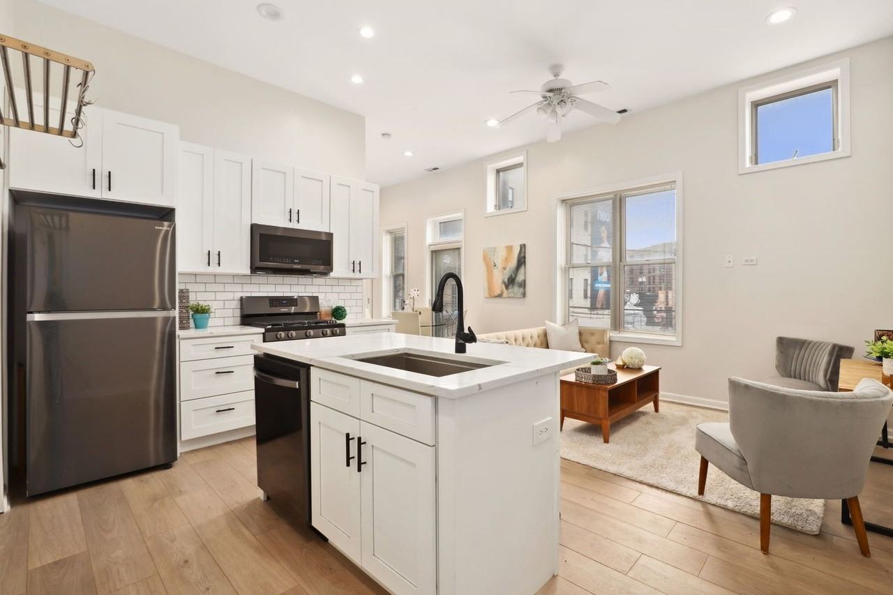 744 N May St - Photo 6 of 14