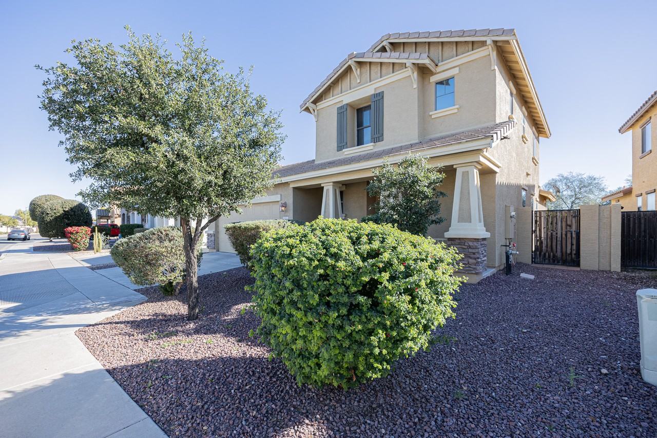 8707 S 40th Dr - Photo 3 of 31